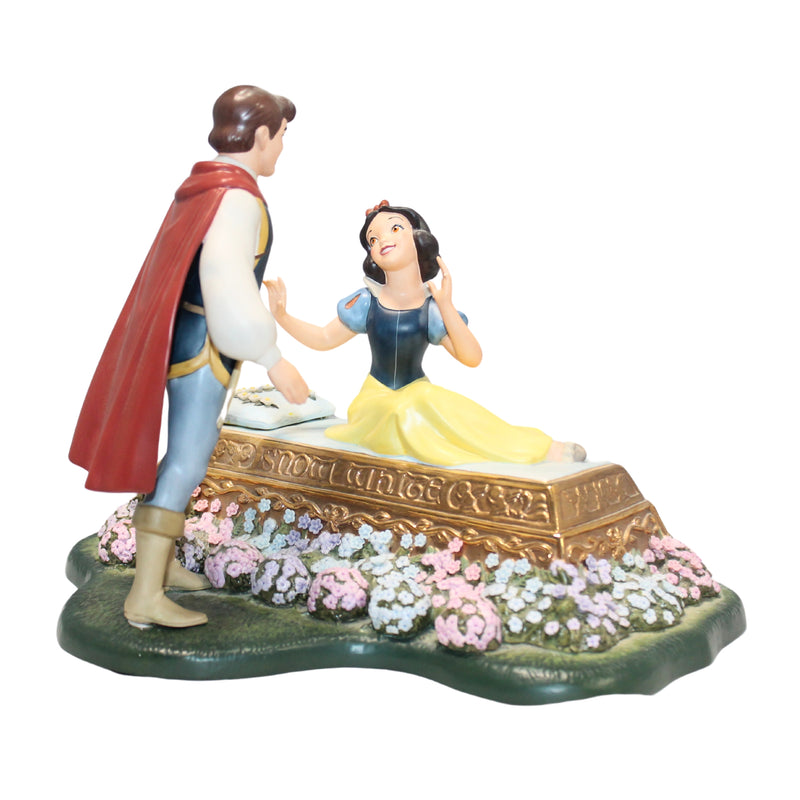 WDCC Snow White and Prince Charming - A Kiss Brings Love Anew | 413070 | Limited to 1,650