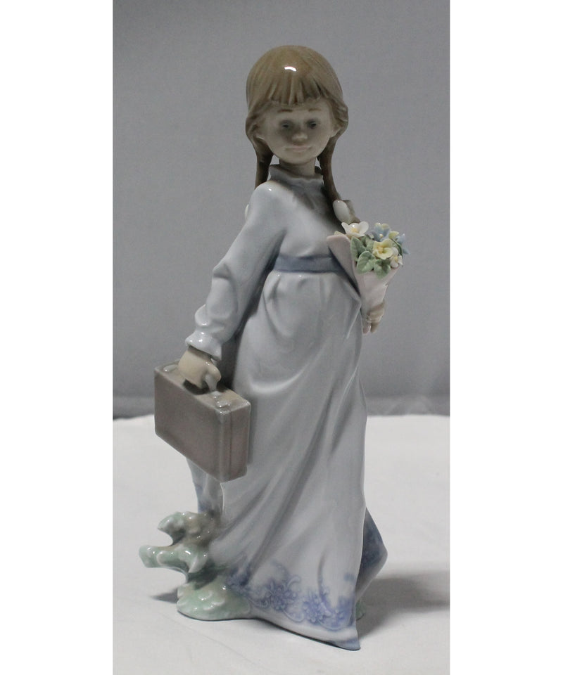 Lladró Figurine: 7604 School Days | Glazed Finish | Broken flowers in bouquet