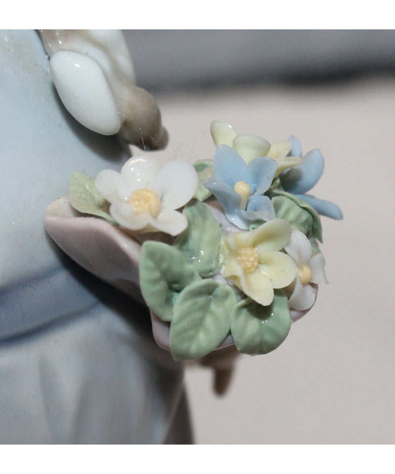 Lladró Figurine: 7604 School Days | Glazed Finish | Broken flowers in bouquet