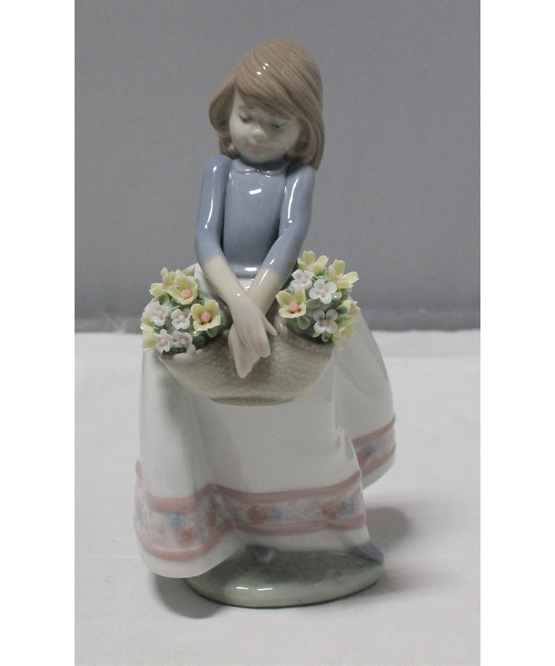 Lladró Figurine: 5467 May Flowers | Glazed Finish | Chipped flowers