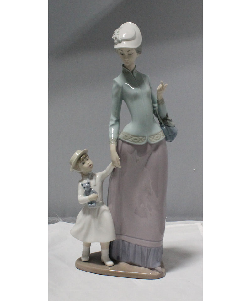 Lladró Figurine: 1353 Lady With Girl | Glazed Finish | Please Read