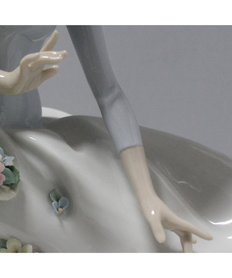 Lladró Figurine: 6767 Petals on the Wind | Glazed Finish | Please Read