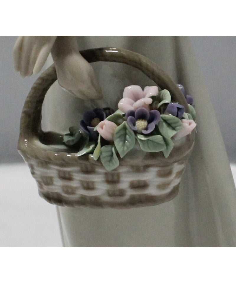 Lladró Figurine:  5605 Floral Treasures | Glazed Finish | Please Read