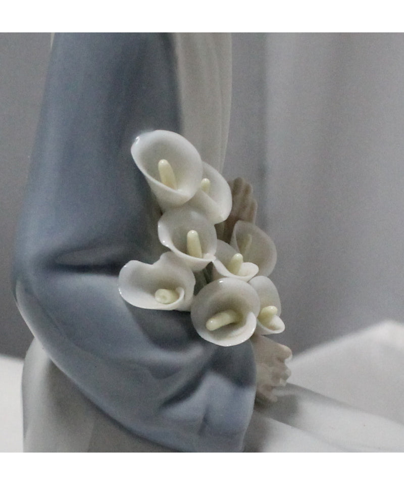 Lladró Figurine:  4972 Girl With Lillies Sitting | Glazed | Please Read