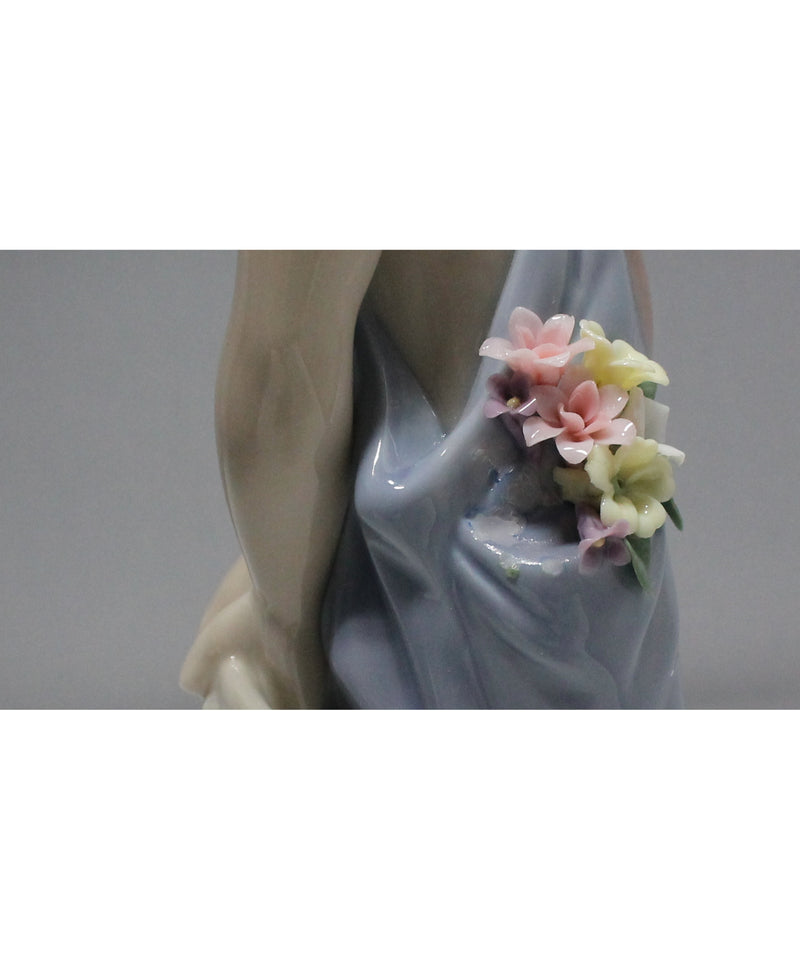 Lladró Figurine:  7650 Pocket Full of Wishes | flower broken | As Is