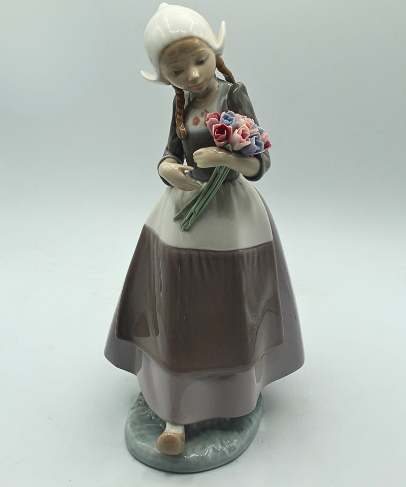 Lladró 5065 | Dutch Girl, Ingrid | Broken Flowers