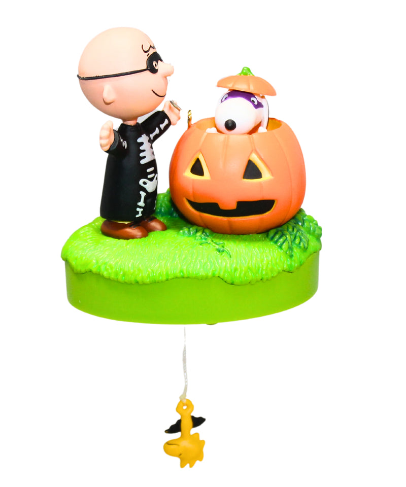 Hallmark Ornament: 2016 Trick or Treat? | QF05224 | Peanuts