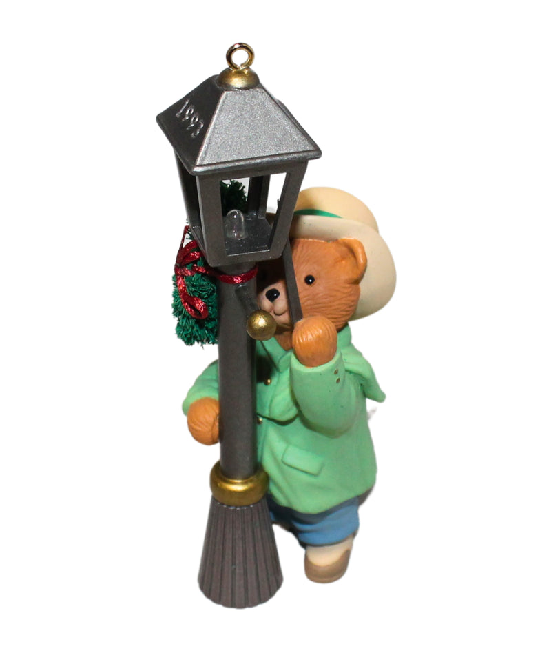 Hallmark Ornament: 1993 The Lamplighter | QLX7192