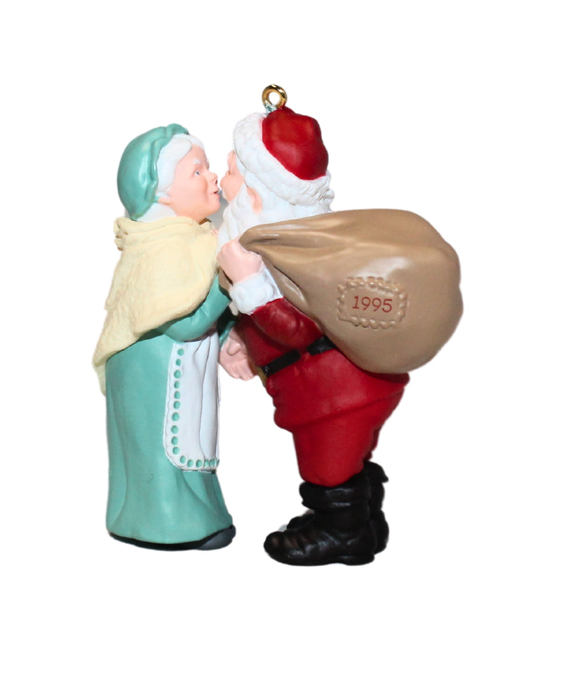 Hallmark Ornament: 1995 Christmas Eve Kiss | QX5157