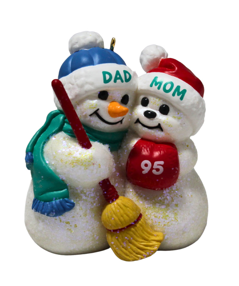 Hallmark Ornament: 1995 Mom and Dad | QX5657