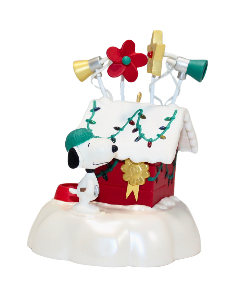 Hallmark Ornament: 2003 World-Famous Christmas Decorator | QXC3004 | Snoopy