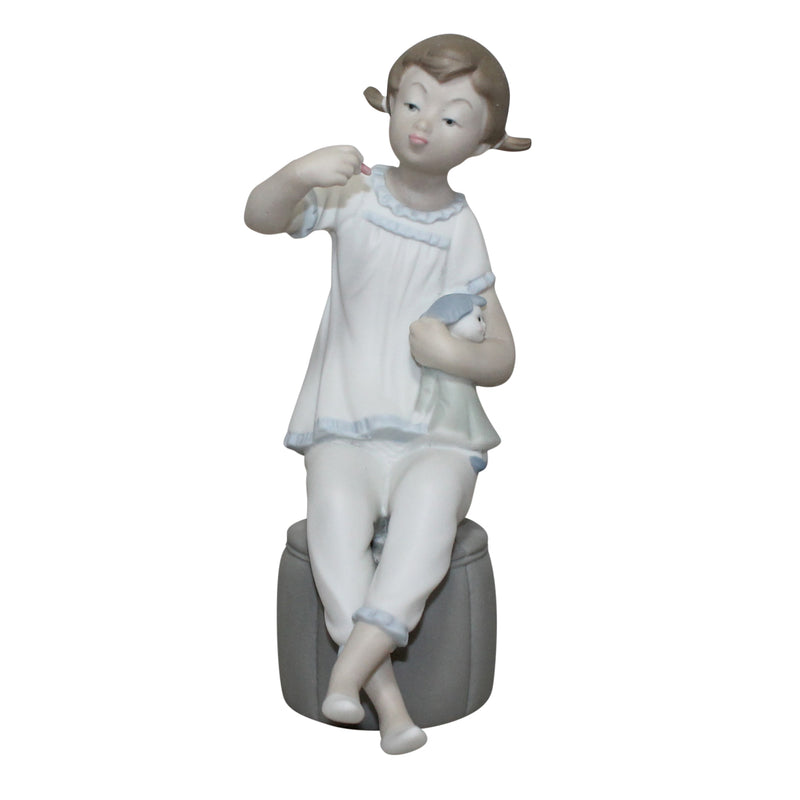 Lladró Figurine: 1083 Girl with Doll