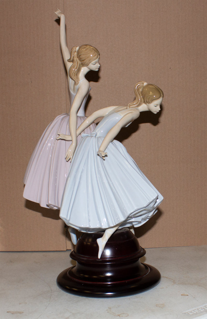 Lladro Figurine: 5035 Act II - As Is