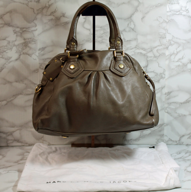 Marc Jacobs Purse: Classic Q-Groovee Taupe Handbag