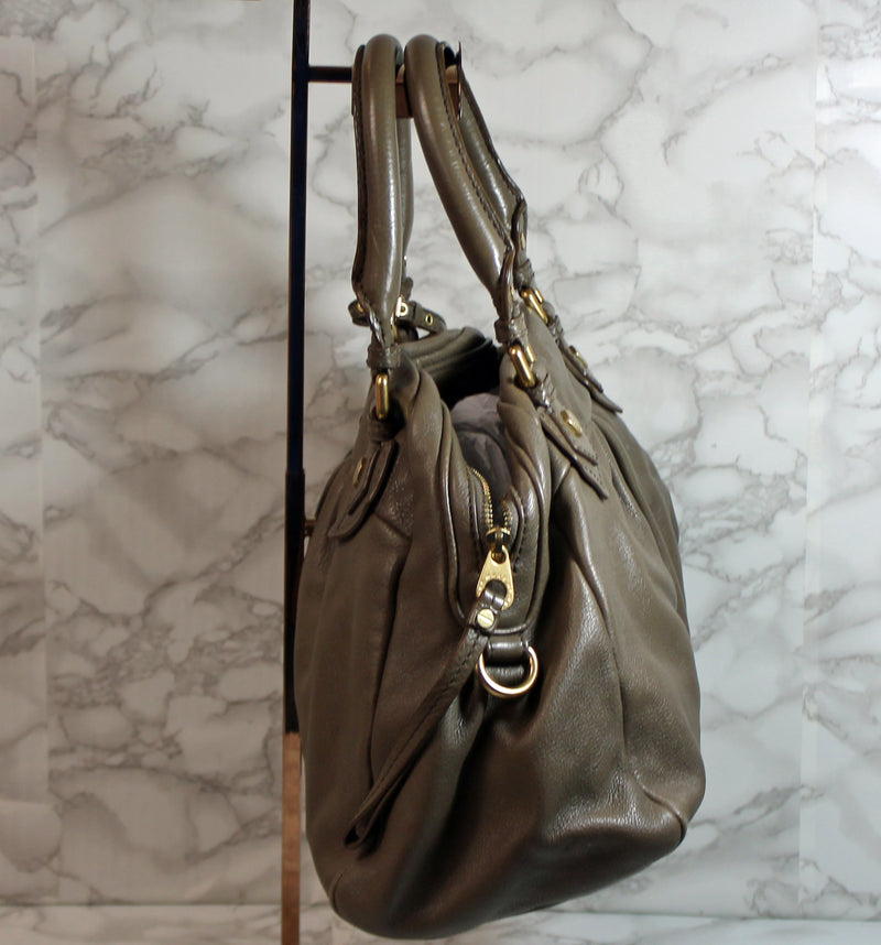 Marc Jacobs Purse: Classic Q-Groovee Taupe Handbag