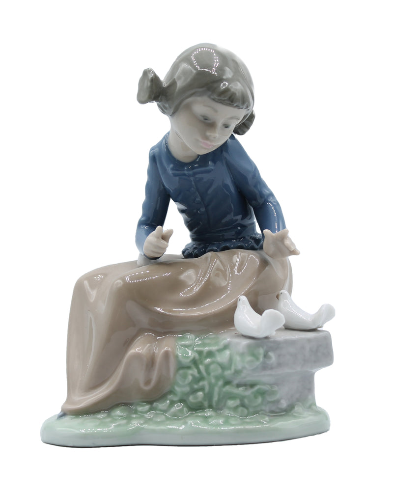 Lladró Figurine: Nao 1090 Ever so Gently