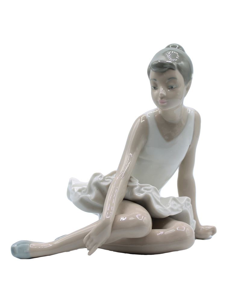 Lladró Figurine: Nao 147 Seated Ballet